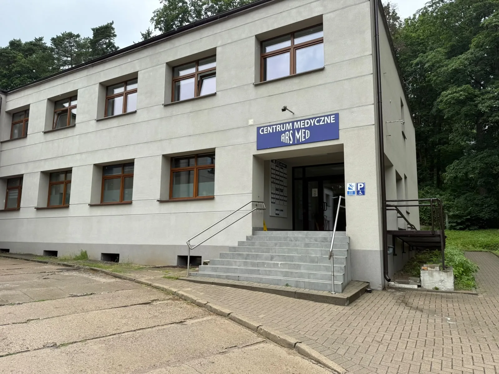 Budynek przy Alei Wojska Polskiego 30 A w Olsztynie od strony parkingu, z wejściem po prawej